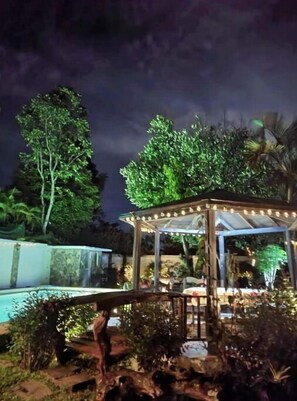 Property grounds - Big Cozy House & Private Pool in Tagaytay (10+pax) (Tagaytay)