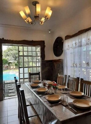 Private kitchen - Big Cozy House & Private Pool in Tagaytay (10+pax) (Tagaytay)