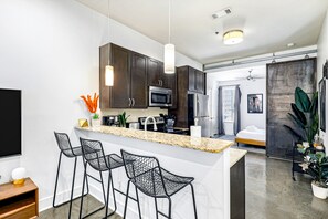 Een koelkast, een microgolfoven, een oven, een kookplaat