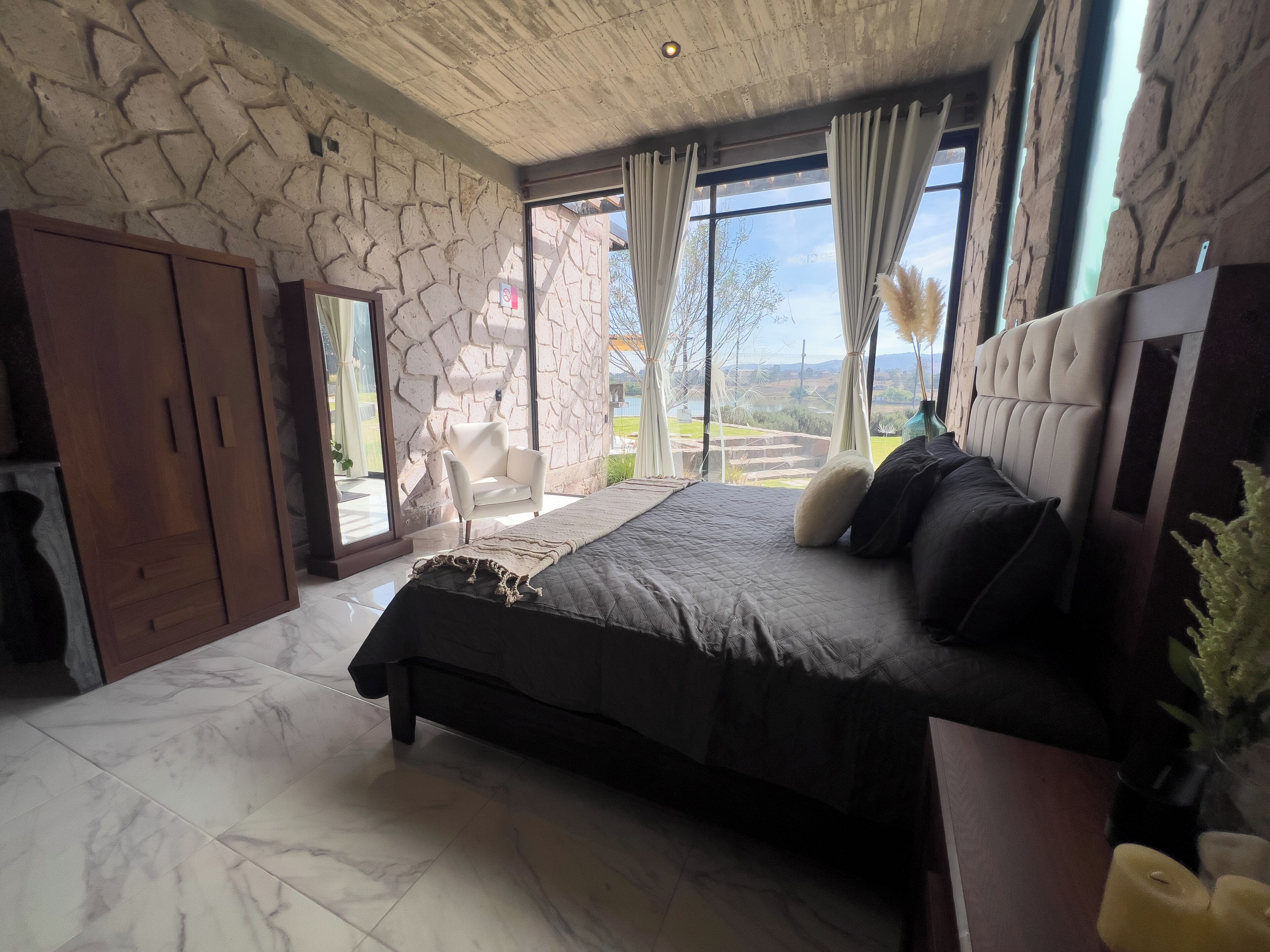 Deluxe Duplex | Individually decorated, free WiFi, bed sheets