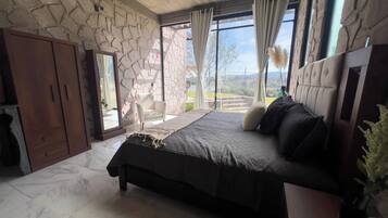 Deluxe Duplex | Individually decorated, free WiFi, bed sheets