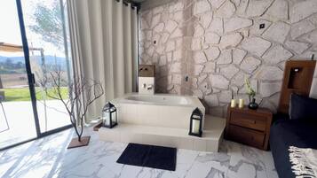 Deluxe Duplex | Individually decorated, free WiFi, bed sheets