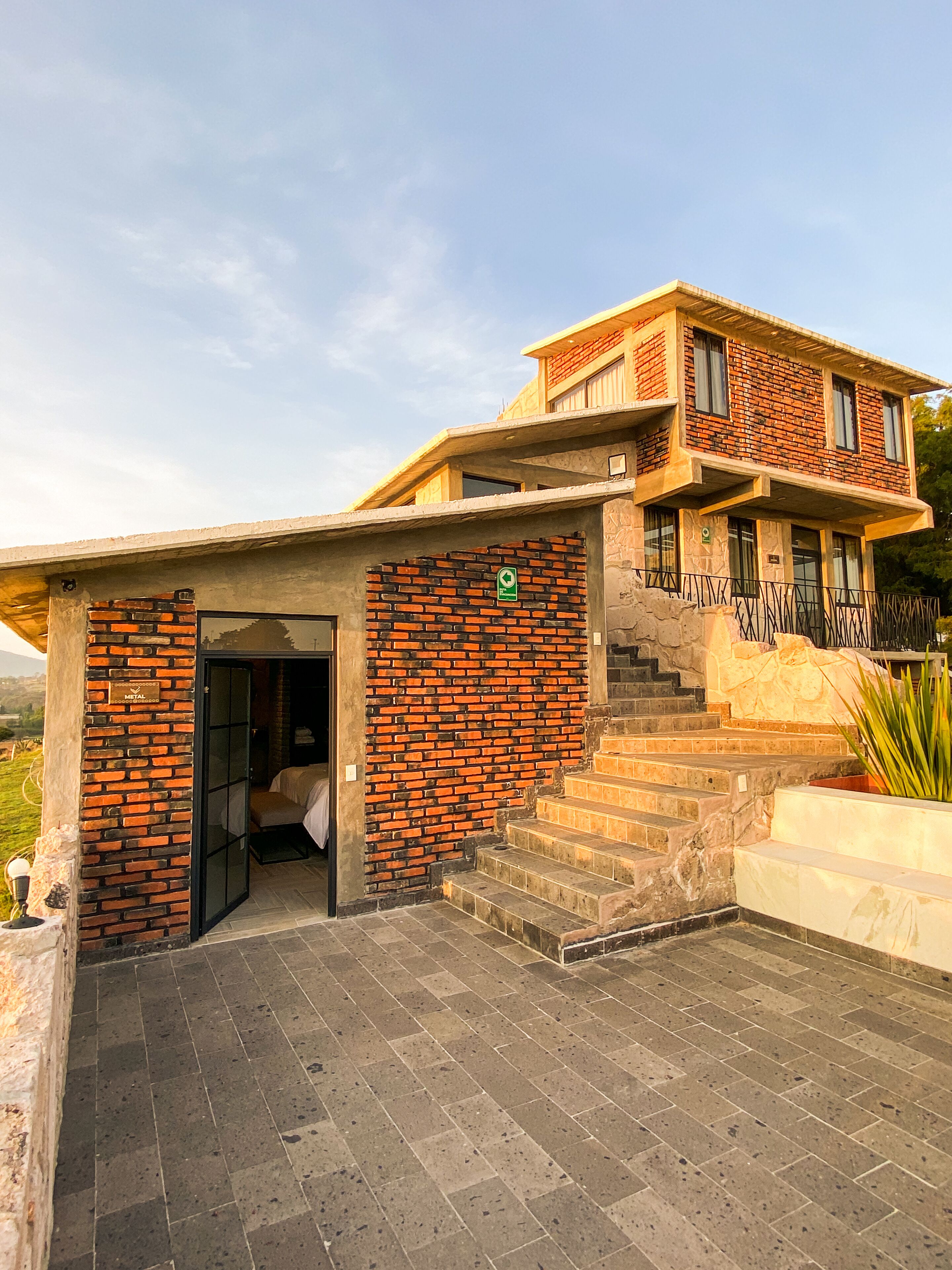 Vista frontal de la propiedad