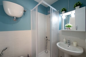 City Apartment | Bathroom | Shower, hair dryer, bidet, towels