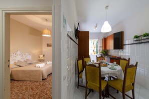 Appartement Ville | Coin séjour | Télévision à écran plat de 40 pouces avec chaînes numériques, télévision