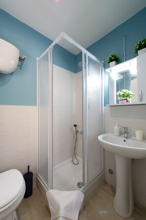 Appartement Ville | Salle de bain | Douche, sèche-cheveux, bidet, serviettes fournies