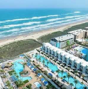 Ein Resort mit mehreren Schwimmbecken, Blick auf den Strand und einer Strandlage.