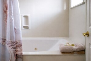 Baignoire, séchoir à cheveux, serviettes fournies