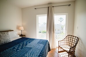 2 bedrooms, iron/ironing board, travel cot, free WiFi - Couple`s Retreat courtyard pool hot tub (South Padre Island)