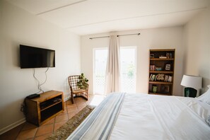 2 chambres, fer et planche à repasser, lit de bébé portatif