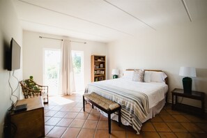 2 chambres, fer et planche à repasser, lit de bébé portatif