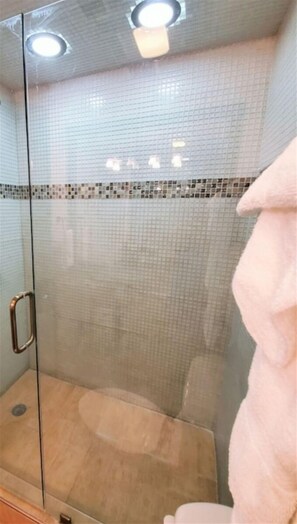 Badewanne, Haartrockner, Handtücher