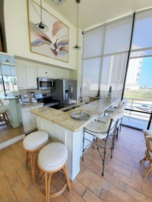 Fridge, microwave, oven, dishwasher - Sunchase Loft 20 ft glass view 4-min to water (South Padre Island)
