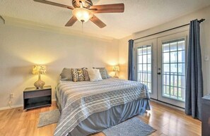 4 bedrooms, iron/ironing board, free WiFi, bed sheets - Bayfront La Solana Pool & Boat Slip (South Padre Island)