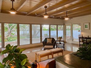 Smart TV, fireplace - The Palm House Mid Century Modern Historic Palm Blvd (Brownsville)