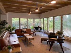 Smart TV, fireplace - The Palm House Mid Century Modern Historic Palm Blvd (Brownsville)