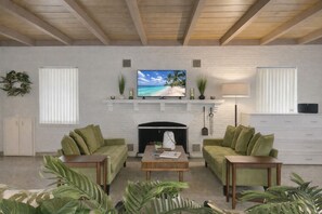 Smart TV, fireplace - The Palm House Mid Century Modern Historic Palm Blvd (Brownsville)