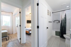 3 habitaciones, tabla de planchar con plancha, cuna de viaje y wifi