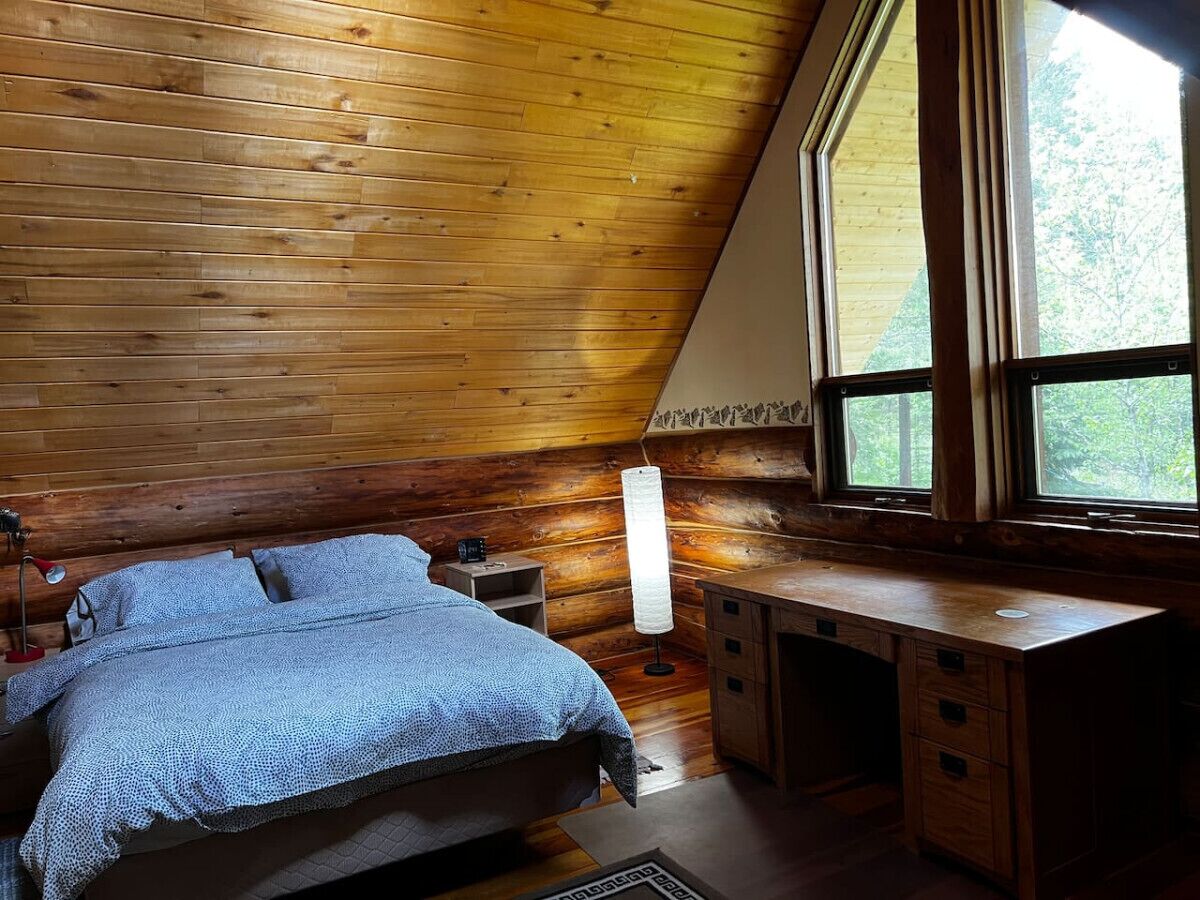 Een bureau, wifi, beddengoed