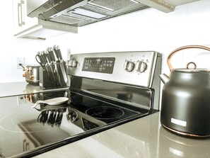 Een koelkast, een microgolfoven, een oven, een vaatwasser