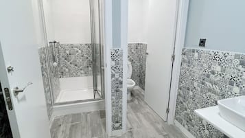 Dusche, Regendusche, Haartrockner, Handtücher