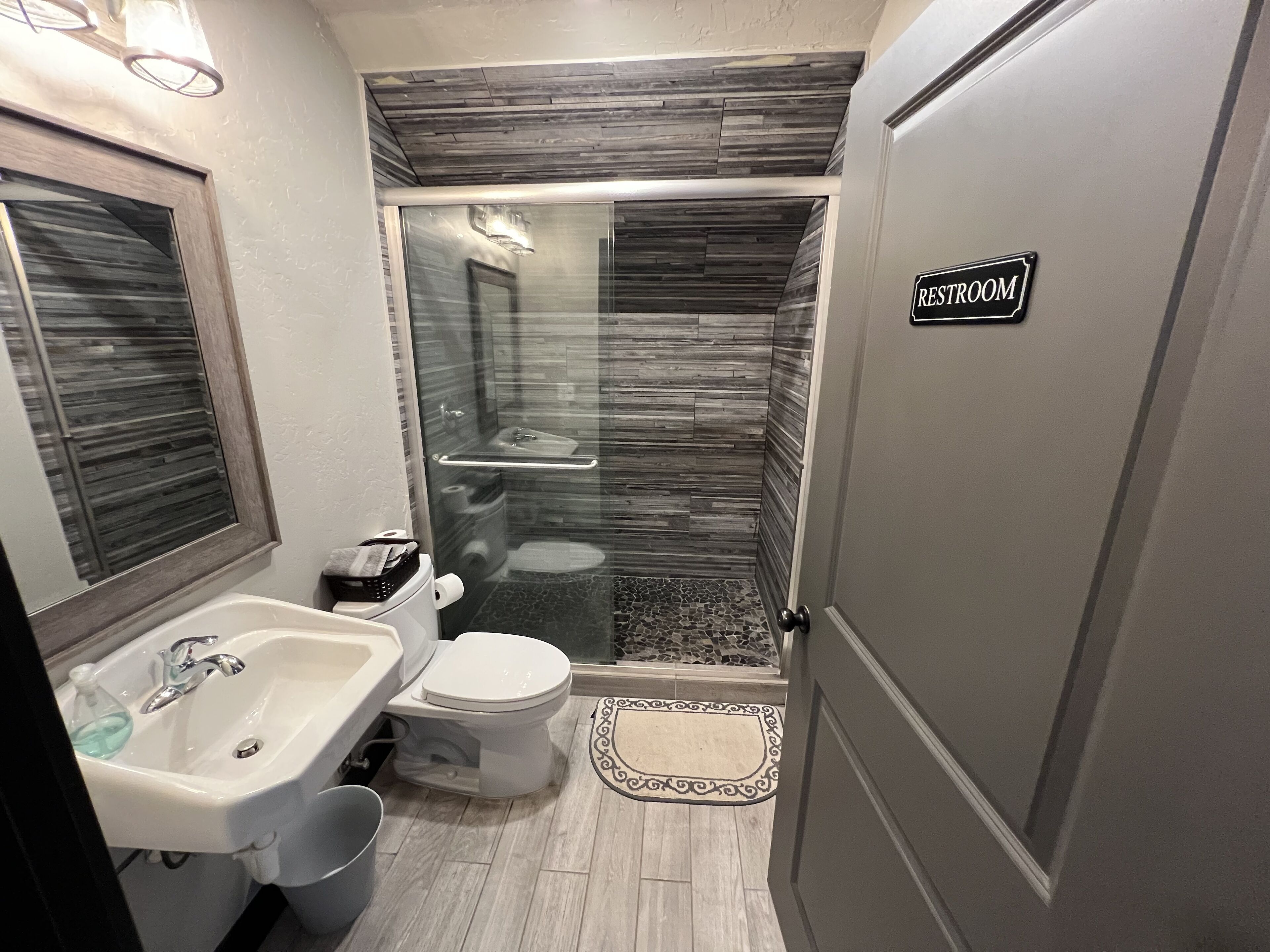 シャワー、ヘアドライヤー、石鹸、トイレットペーパー