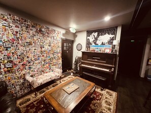 Living area - Treeline Hostel (Alma)