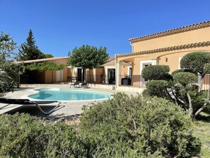 Outdoor pool - Beautiful Villa in Provence near the most beautiful villages of the Luberon and Golf (Saumane-de-Vaucluse)