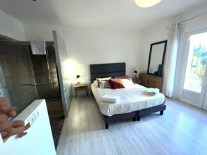 4 bedrooms, desk, iron/ironing board, free WiFi