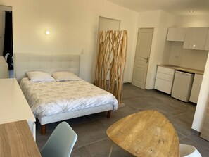 4 chambres, bureau, fer et planche à repasser, accès au Wi-Fi (inclus)