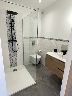 Dusche, Handtücher, Toilettenpapier