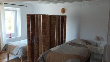 3 chambres, bureau, fer et planche à repasser, lit parapluie