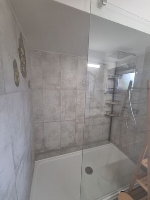Een douche,  milieuvriendelijk toiletgerief, een haardroger, handdoeken