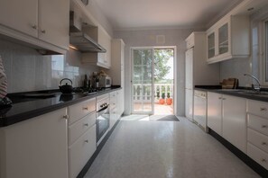 Fridge, microwave, oven, stovetop - A very beautiful location, the family resort of Altura is 1 km from the house (Altura)
