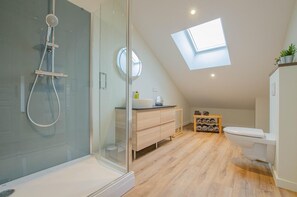 Douche, sèche-cheveux, serviettes fournies