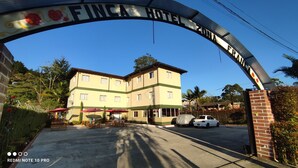 L’entrée d’un hôtel avec une enseigne indiquant : « FINCA HOTEL FRANCA ZONA ».