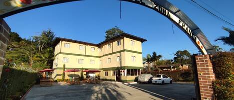 Vista frontal de la propiedad