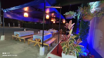 32-inch Smart TV with cable channels, TV