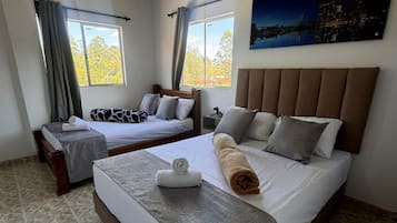 Cubrecamas, escritorio, wifi gratis y ropa de cama