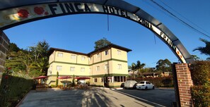 A hotel entrance with a sign reading "FINCA HOTEL FRANCA ZONA".