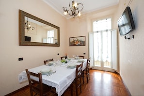 Appartement familial | Aire de séjour | Téléviseur à écran plat de 26 po avec télévision numérique, téléviseur