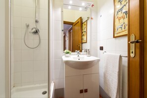 Familienapartment | Badezimmer | Dusche, Haartrockner, Bidet, Handtücher