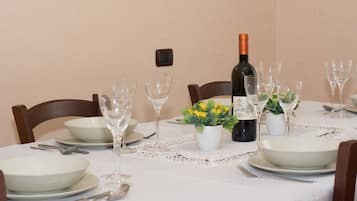 Appartamento familiare | Area soggiorno | TV a schermo piatto 26 pollici con canali digitali, TV