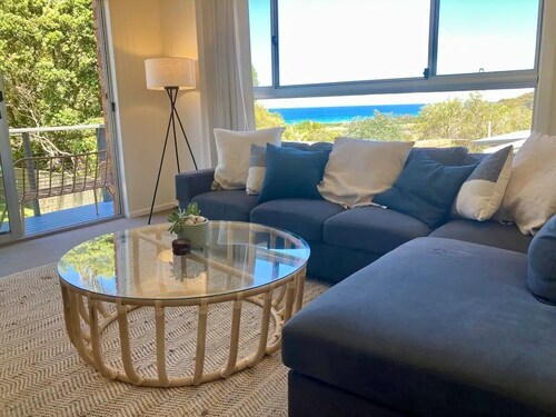 Ocean view cottage 5 minute walk from beach!