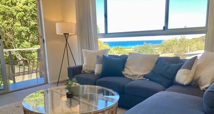 Ocean view cottage 5 minute walk from beach!