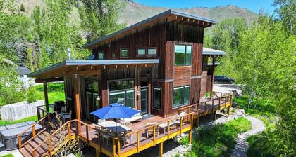 Mountain Modern Luxury Retreat with Hot Tub
