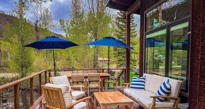 Mountain Modern Luxury Retreat with Hot Tub