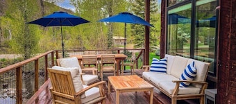 Mountain Modern Luxury Retreat with Hot Tub