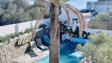 Una piscina al aire libre, una piscina climatizada