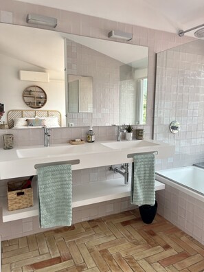 A modern bathroom with two sinks, a large mirror, and a bathtub. - Villa like an oasis with Mediterranean garden and heated pool in Cadaqués (Cadaqués)